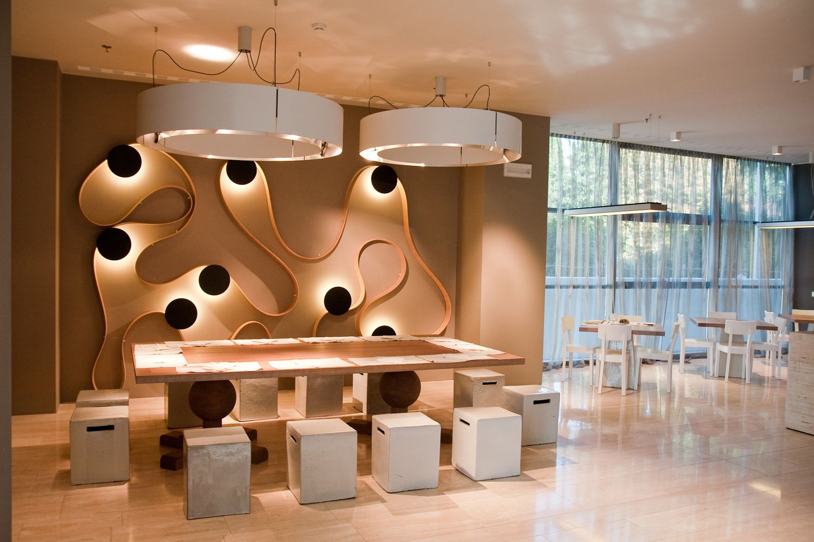 Casa B — sala da pranzo con tavolo scultoreo su misura