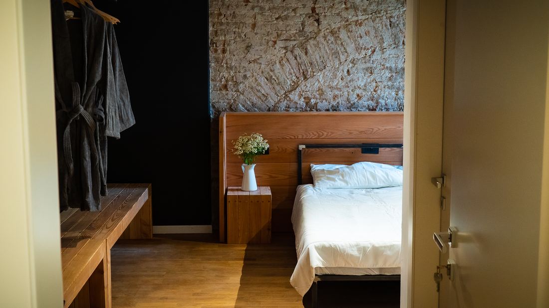 DaidiRooms — camera con muratura a vista