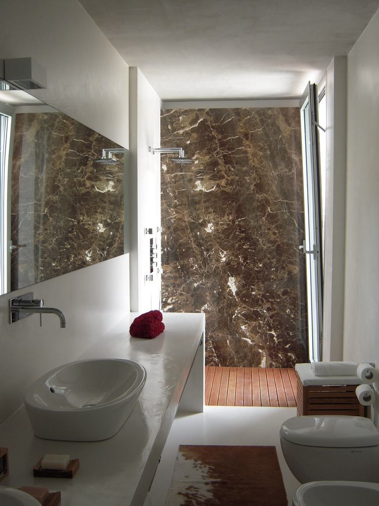 Bagno in marmo scuro
