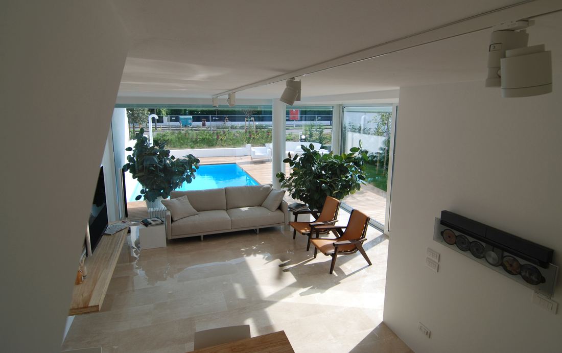 Villa Romersa — soggiorno affacciato sulla piscina